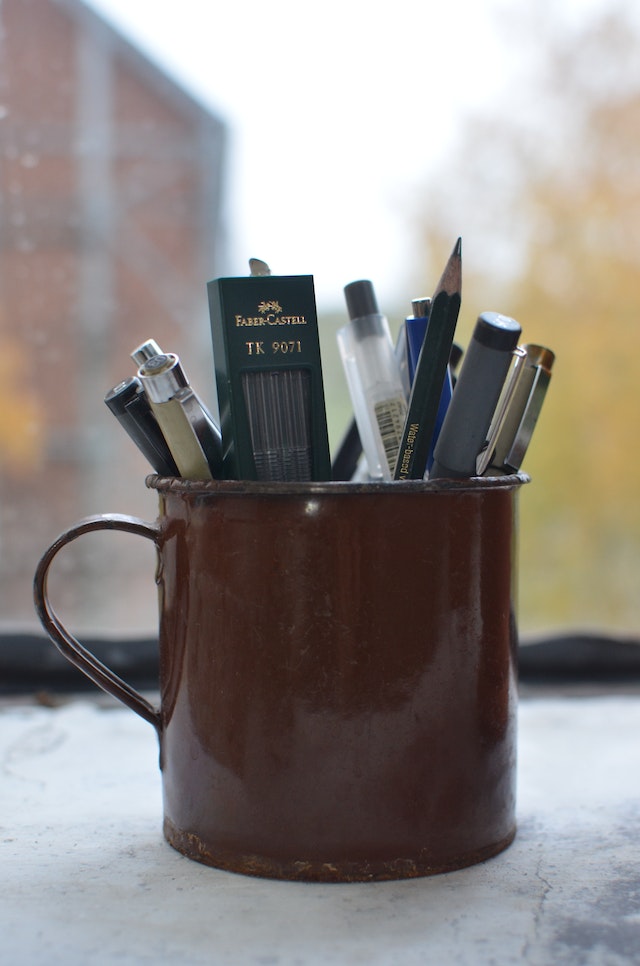 cup-of-pens-with-different-barrels.jpg
